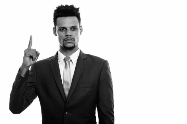 Estudio de un joven empresario africano apuntando con el dedo hacia arriba —  Fotos de Stock