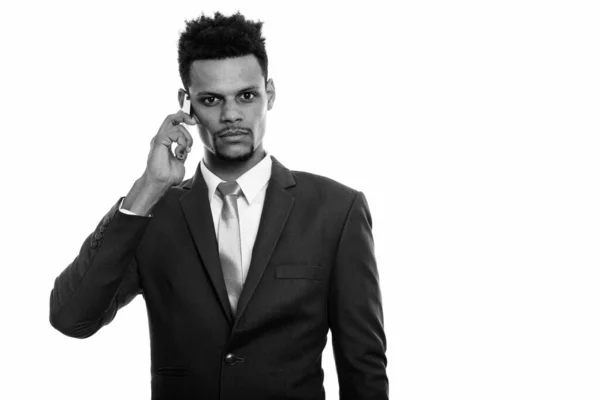 Joven empresario africano hablando por teléfono móvil —  Fotos de Stock