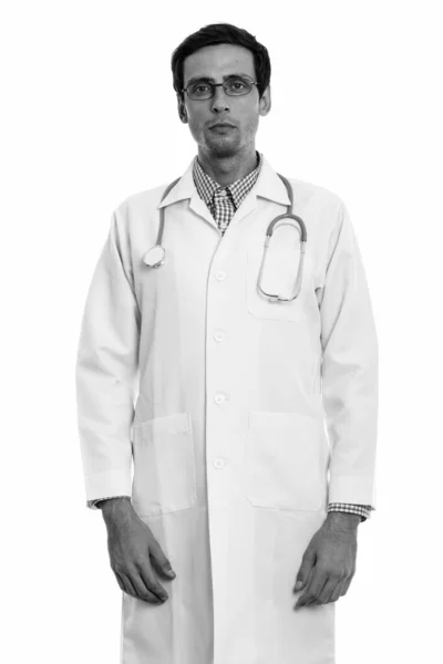 Studio colpo di giovane bello uomo medico in piedi mentre indossa occhiali da vista — Foto Stock