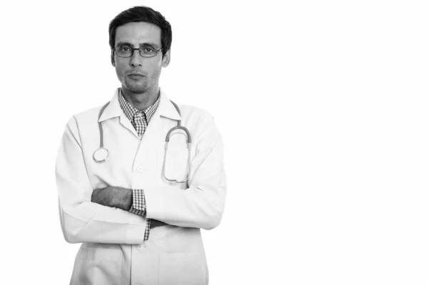 Studio záběr mladého pohledného muže lékař nosí brýle se zkříženými pažemi — Stock fotografie