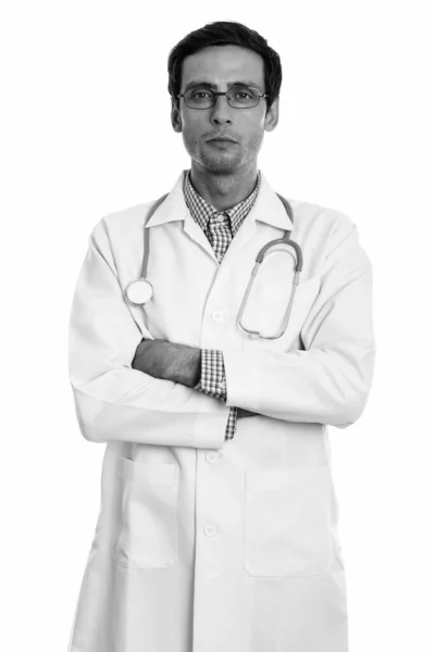 Studio shot de jeune homme beau médecin portant des lunettes avec les bras croisés — Photo