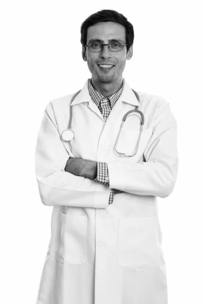 Studio ujęcie młodego szczęśliwego mężczyzny lekarza uśmiechającego się w okularach z skrzyżowanymi ramionami — Zdjęcie stockowe