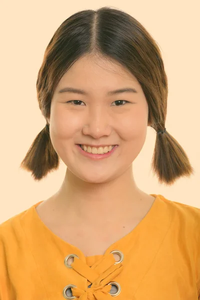 Cara de joven feliz mujer asiática sonriendo con coletas — Foto de Stock