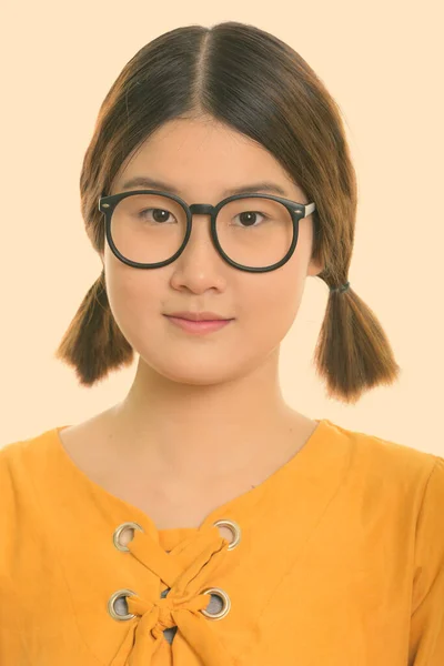 안경을 쓴 젊고 아름다운 아시아 여자의 얼굴 — 스톡 사진
