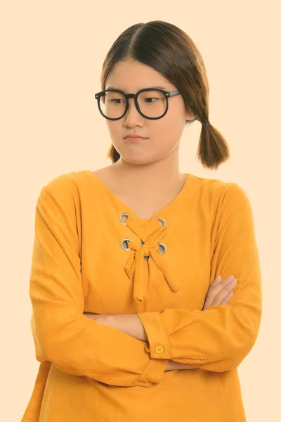 Studio colpo di giovane arrabbiato asiatico donna guardando giù con le braccia incrociate — Foto Stock