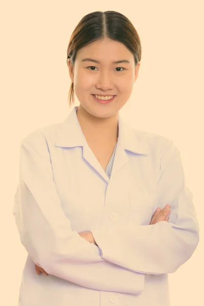 Щаслива азіатська жінка, яка посміхається зі схрещеними руками. — стокове фото