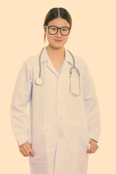 年轻美丽的亚洲女医生站在工作室拍照 — 图库照片