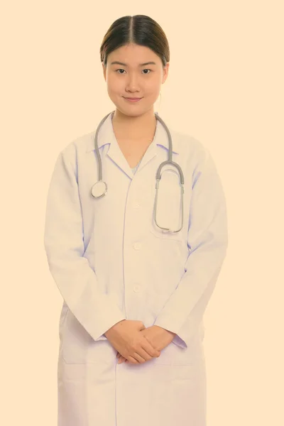 Estúdio tiro de jovem bela mulher asiática médico de pé — Fotografia de Stock