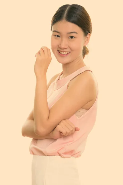 젊고 행복 한 아시아 여성이 웃고 있는 스튜디오 촬영 — 스톡 사진