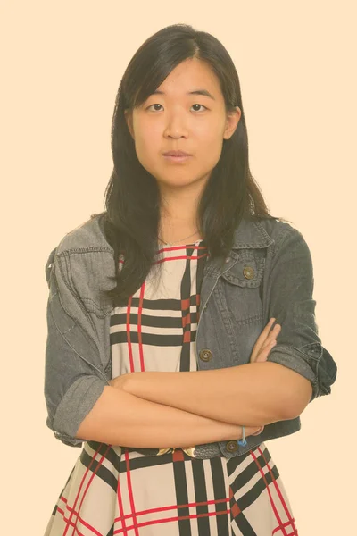 Retrato de joven hermosa mujer de negocios asiática con los brazos cruzados —  Fotos de Stock