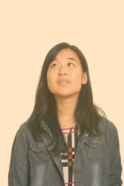 Ritratto di giovane bella imprenditrice asiatica che pensa — Foto Stock