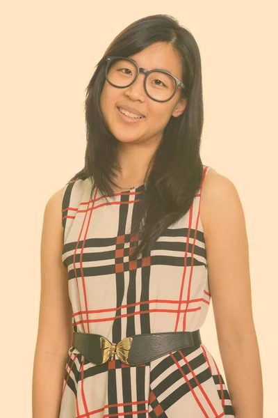 Portrait de heureux jeune belle femme d'affaires asiatique souriant — Photo