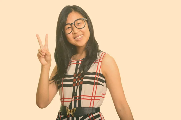 युवा आनंदी आशियाई व्यवसाय महिला देणे शांतता चिन्ह — स्टॉक फोटो, इमेज