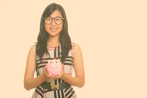 돼지 저금통을 들고 있는 행복 한 아시아 여성 — 스톡 사진