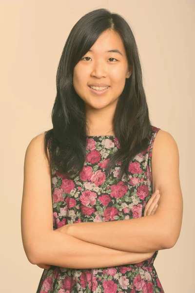 Retrato de feliz joven hermosa mujer de negocios asiática sonriendo con los brazos cruzados —  Fotos de Stock