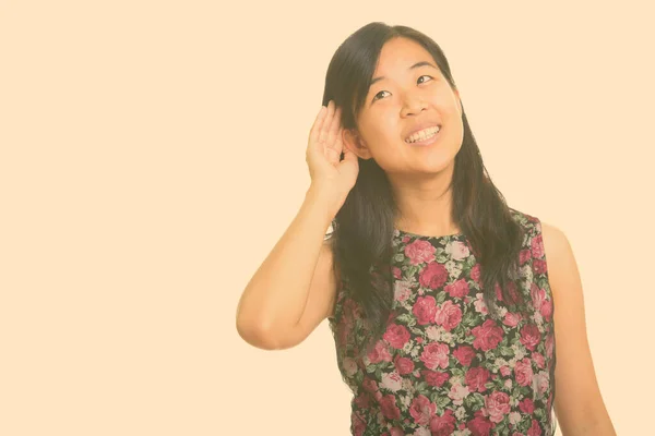 Porträt einer glücklichen jungen schönen asiatischen Geschäftsfrau, die zuhört — Stockfoto