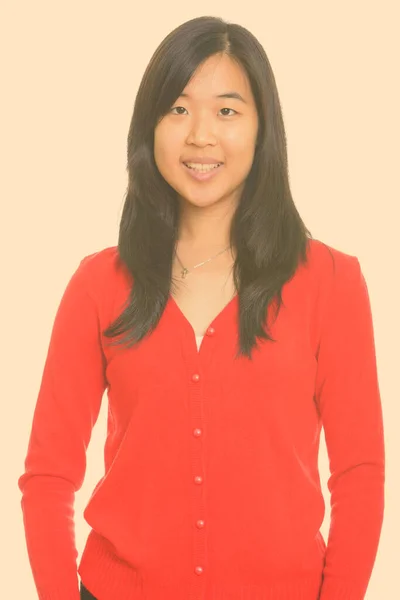 Gülümseyen genç ve güzel Asyalı kadının portresi. — Stok fotoğraf
