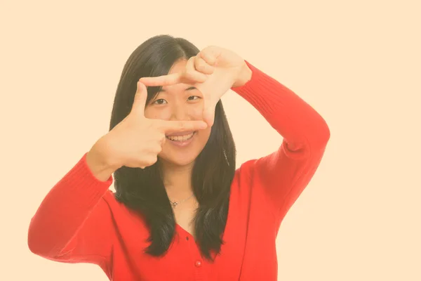 손가락에 초점을 맞춘 행복 한 아시아 여자 — 스톡 사진