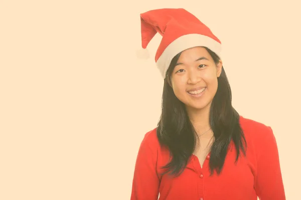 Молодая счастливая азиатка готова к Рождеству — стоковое фото