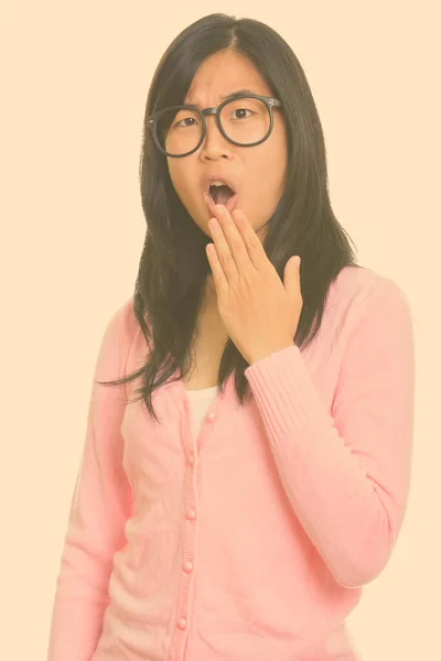 Portrait de la jeune femme nerd asiatique stressée regardant choqué — Photo