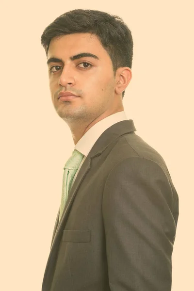 Портрет молодого красивого персидского бизнесмена в костюме — стоковое фото