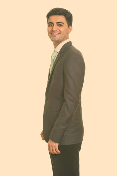Retrato de feliz jovem bonito empresário persa em terno sorrindo — Fotografia de Stock