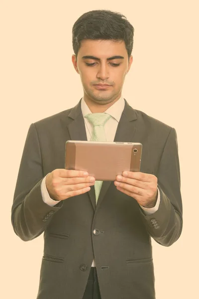 Jonge knappe Perzische zakenman met digitale tablet — Stockfoto