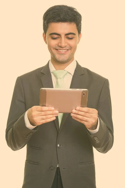 Jong gelukkig Perzisch zakenman met digitale tablet — Stockfoto