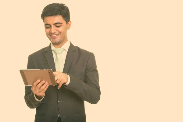 Jong gelukkig Perzisch zakenman met behulp van digitale tablet — Stockfoto