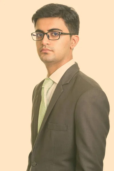 Retrato de joven hombre de negocios persa guapo en traje con gafas — Foto de Stock