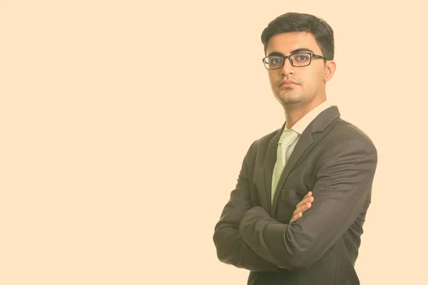 Retrato de joven hombre de negocios persa guapo en traje con gafas —  Fotos de Stock