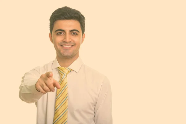 Junger glücklicher persischer Geschäftsmann zeigt mit dem Finger auf Kamera — Stockfoto