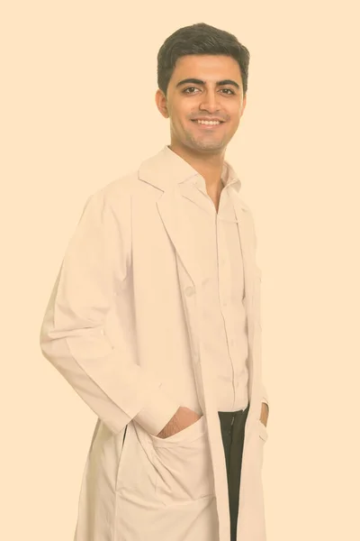 幸せな若いですハンサムなペルシャ人医師の肖像笑顔 — ストック写真