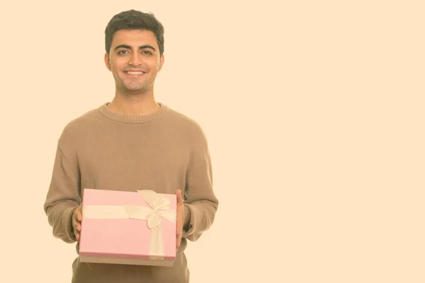 Joven hombre persa feliz sosteniendo caja de regalo listo para el día de San Valentín — Foto de Stock