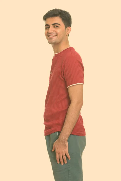 Portret van gelukkige jonge knappe Perzische man glimlachend — Stockfoto