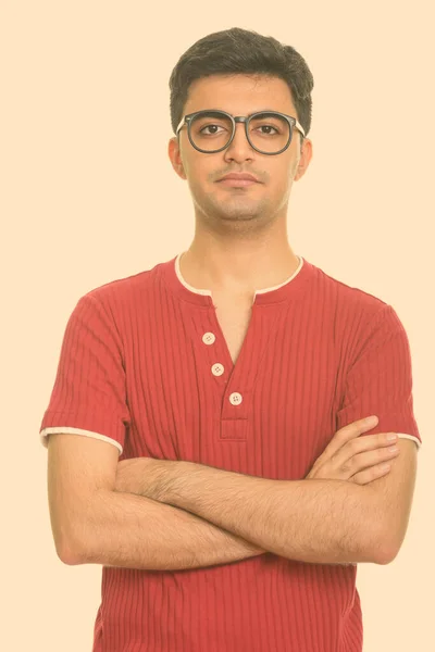 Retrato de jovem bonito homem persa com braços cruzados — Fotografia de Stock