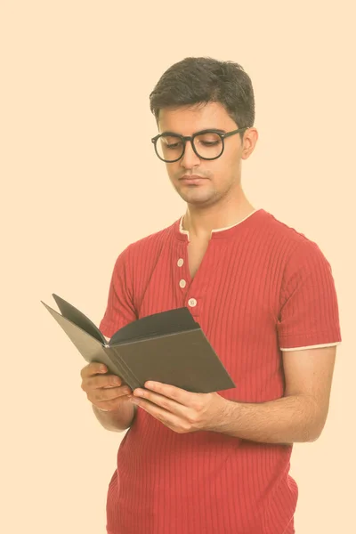 Retrato de jovem bonito persa homem leitura livro com óculos — Fotografia de Stock