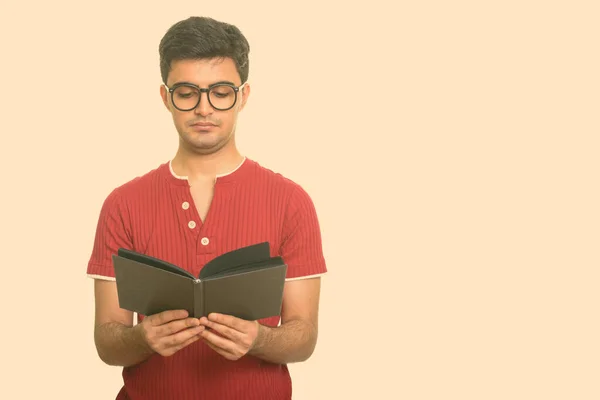 Портрет молодого красивого перса, читающего книгу в очках — стоковое фото