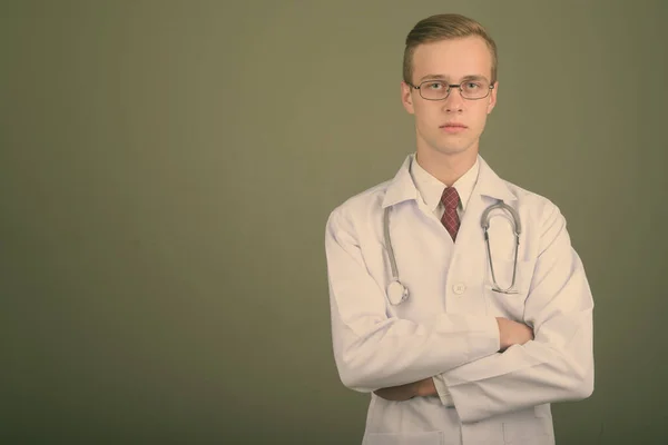 Joven hombre guapo médico contra el fondo de color —  Fotos de Stock