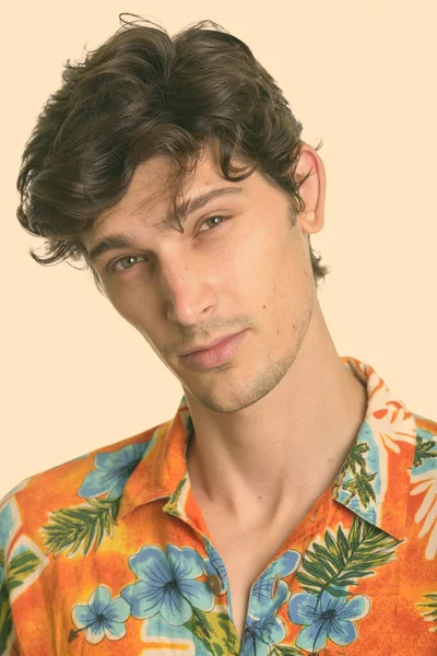 Rosto de homem bonito jovem vestindo camisa havaiana — Fotografia de Stock