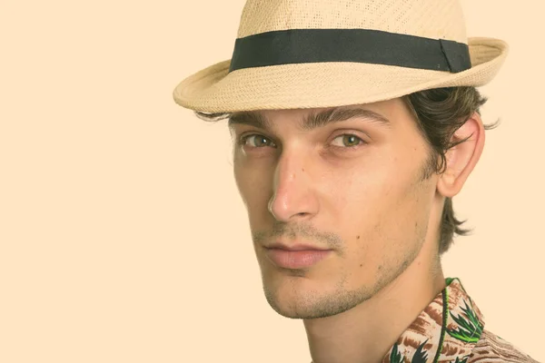 Nahaufnahme eines jungen gutaussehenden Mannes mit Hawaiihemd und Hut — Stockfoto