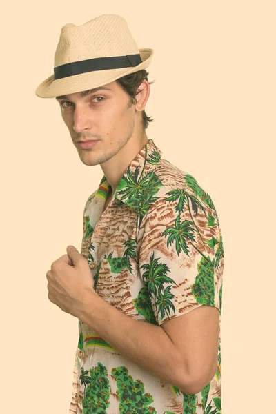 Retrato de jovem bonito turista hispânico homem pronto para férias — Fotografia de Stock