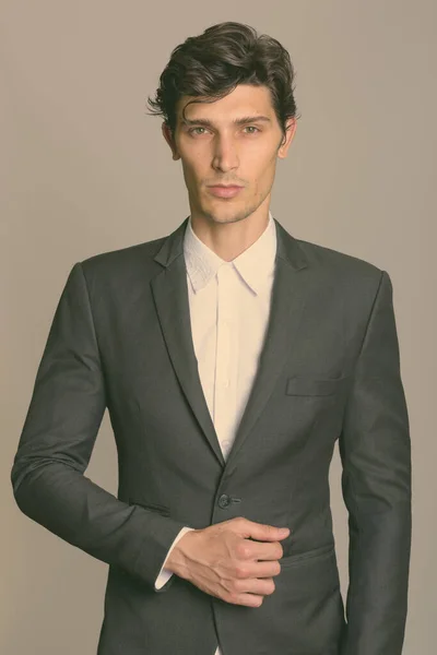 Ritratto di giovane uomo d'affari ispanico in giacca e cravatta — Foto Stock