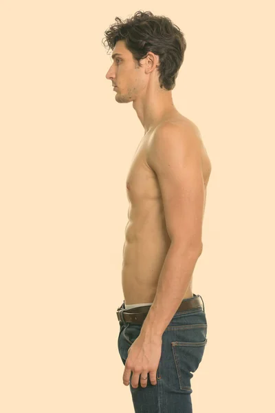 Vista de perfil de joven hombre guapo sin camisa — Foto de Stock