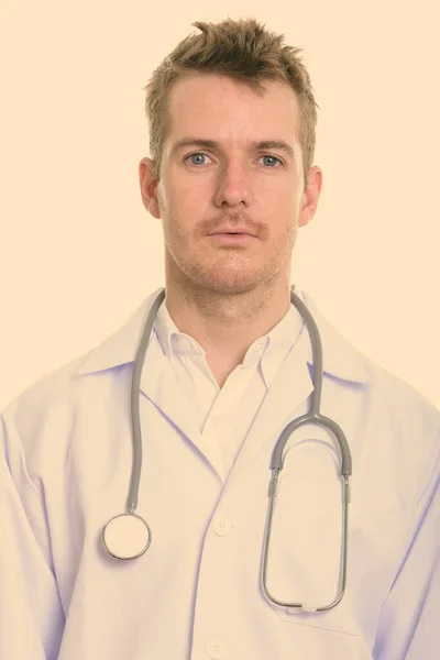 Portrét pohledného muže lékaře s blond vlasy — Stock fotografie