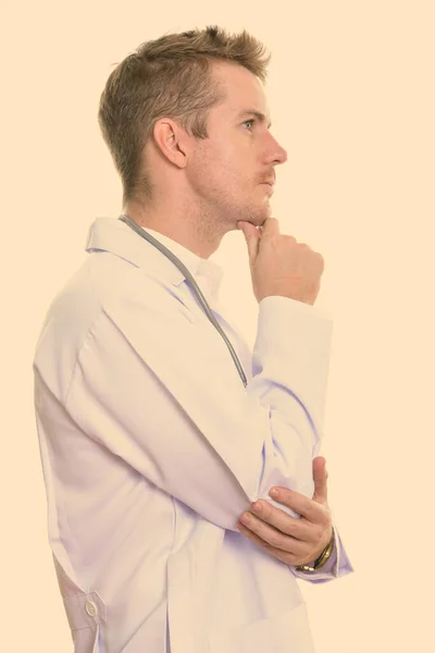 Visão de perfil de médico homem bonito com pensamento cabelo loiro — Fotografia de Stock
