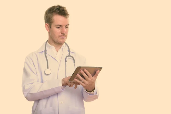 Studio záběr man doctor pomocí digitální tablet — Stock fotografie