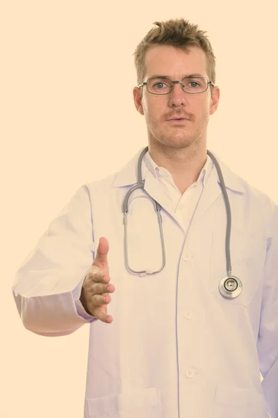 Studio záběr člověka lékař dává handshake — Stock fotografie