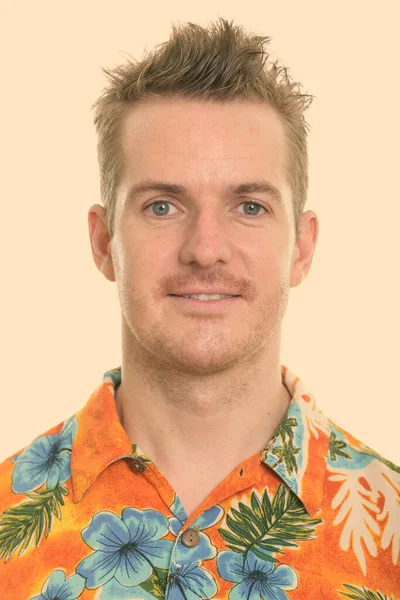 穿着夏威夷衬衫准备度假的快乐男人的脸 — 图库照片