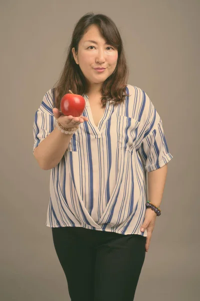Madura hermosa mujer de negocios asiática contra fondo gris — Foto de Stock